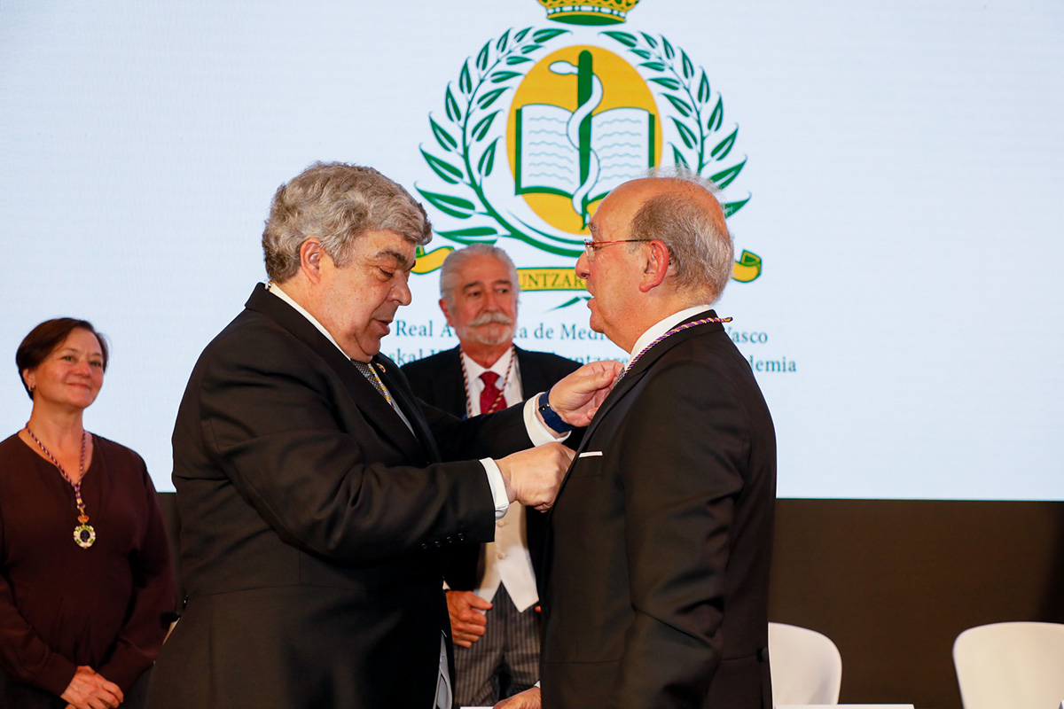 Eduardo Anitua recibiendo la medalla Académico de Número