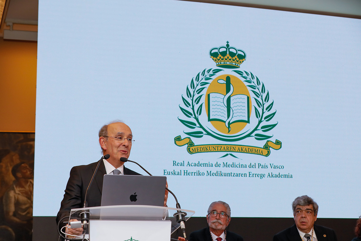 Eduardo Anitua habla durante evento Académico de Número