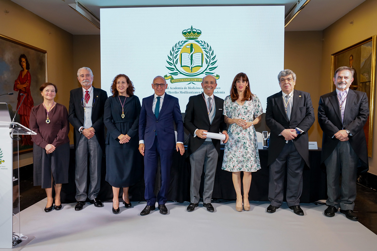 Eduardo Anitua con autoridades en el premio Académico de Número